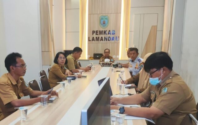 RAPAT INFLASI - Asisten I Sekretariat Daerah Kabupaten Lamandau Meigo Bisel saat rapat membahas terkait inflasi di Nanga Bulik, belum lama ini