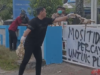 Demo Jilid II di PLN Palangka Raya, Massa Lempar Bangkai Ayam dan Tuntut Pertanggungjawaban BUANG BANGKAI