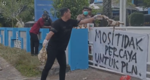Demo Jilid II di PLN Palangka Raya, Massa Lempar Bangkai Ayam dan Tuntut Pertanggungjawaban BUANG BANGKAI