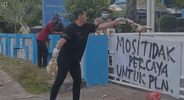 Aksi Lempar BAngkai BUANG BANGKAI