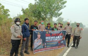 Sisir Permukiman Warga, Ditbinmas Polda Kalteng Kembali Imbau Masyarakat Tidak Membakar Hutan Dan Lahan Serta Laporkan Jika Melihat Kebakaran Sosialisasi