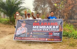 Sasar 2 Kawasan Rawan Karhutla di Palangka Raya, Personel Ditbinmas Polda Kalteng Padamkan Api Dan Imbau Warga Jangan Bakar Hutan Dan Lahan