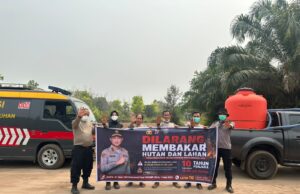 Ditbinmas Polda Kalteng Kembali Bantu Padamkan Api Dan Imbau Warga Jalan Kranggan Palangka Raya Jangan Bakar Hutan Atau Lahan Dalkarhutla