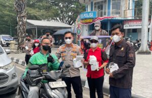 Cegah ISPA, Ditbinmas Polda Kalteng Kolaborasi Dengan KBPP Polri Bagikan Masker Ke Masyarakat Bagi Masker