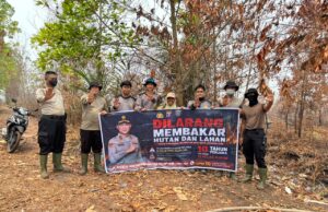 Cegah Karhutla, Ditbinmas Polda Kalteng Edukasi Warga dan Padamkan Api di Jalan Kranggan Edukasi