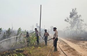 Berjibaku Lawan Karhutla, Ditbinmas Polda Kalteng Sisir Jalan Mandura Ujung Padamkan Api Dan Sosialisasi Imbau Warga Pemadaman