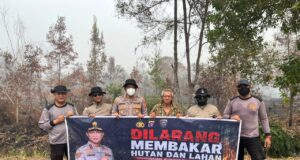 Di Jalan Manduhara Palangka Raya, Personel Ditbinmas Polda Kalteng Berjibaku Padamkan Api dan Sosialisasikan Stop Karhutla Karhutla Palangka Raya di Jalan Manduhara