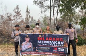 Di Jalan Manduhara Palangka Raya, Personel Ditbinmas Polda Kalteng Berjibaku Padamkan Api dan Sosialisasikan Stop Karhutla Karhutla Palangka Raya di Jalan Manduhara