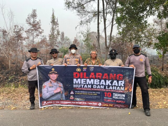 Personel Ditbinmas Polda Kalteng padamkan karhutla Palangka Raya Karhutla Palangka Raya di Jalan Manduhara