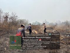 Jalan Manduhara Palangka Raya Dilanda Kebakaran Lahan, Ditbinmas Polda Kalteng Bersama Satker Lain Padamkan Api dan Berikan Binluh Ke Warga Sekitar. Pemadaman