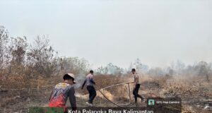 Jalan Manduhara Palangka Raya Dilanda Kebakaran Lahan, Ditbinmas Polda Kalteng Bersama Satker Lain Padamkan Api dan Berikan Binluh Ke Warga Sekitar. Pemadaman