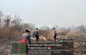 Jalan Manduhara Palangka Raya Dilanda Kebakaran Lahan, Ditbinmas Polda Kalteng Bersama Satker Lain Padamkan Api dan Berikan Binluh Ke Warga Sekitar. Pemadaman