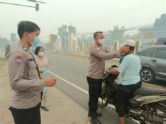 Lindungi Masyarakat Dari Paparan ISPA Akibat Karhutla, Ditbinmas Polda Kalteng Sampaikan Imbauan Kamtibmas Dan Bagikan Masker di Kalampangan