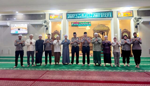 - Subuh Keliling Polda Kalteng bersama masyarakat di Masjid Aqidah Palangka Raya - Subuh Keliling Polda Kalteng bersama masyarakat di Masjid Aqidah Palangka Raya