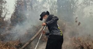 Tak Kenal Hari Libur, Ditbinmas Polda Kalteng Bahu Membahu Tanggulangi Karhutla, Sosialisasi dan Bagikan Masker kepada Masyarakat Personel Ditbinmas Polda Kalteng menangani karhutla dan membagikan masker di Palangka Raya.